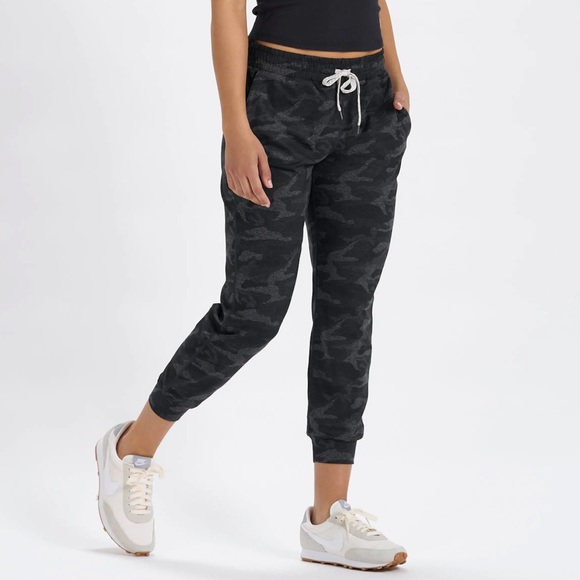 Vuori Pants - Vuori Performance Jogger in Black Camo